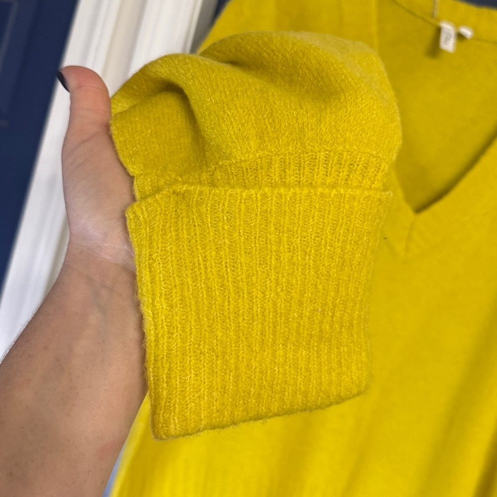 Elan Classic Mustard Wool Blend V-Neck Sweater Size Medium - Picture 4 of 6